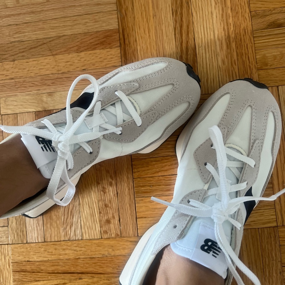 NWT New Balance 327 in White/Black (RARE) | Trendy Running/Walking Shoes 👟 - Picture 4 of 11